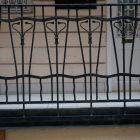 Épületfotó - a Weiss-ház (Budapest, Szent István krt. 10.) földszinti nyitott folyosójának korlátrácsa az udvarban